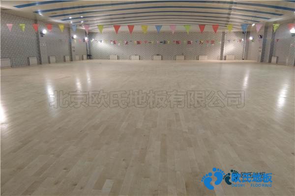 學?；@球場館地板去哪買