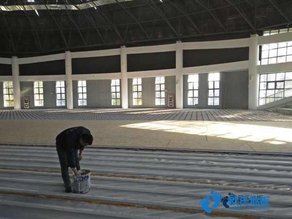 學(xué)?；@球場館地板優(yōu)點(diǎn)