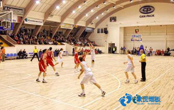 學?；@球地板哪種好