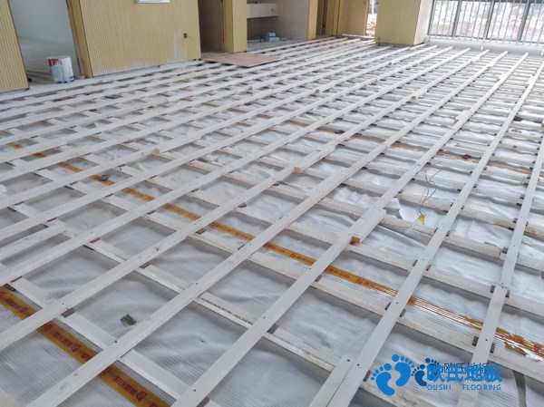 學?；@球場館木地板特點