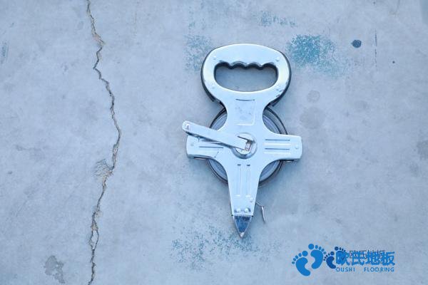 學?；@球地板摩擦系數