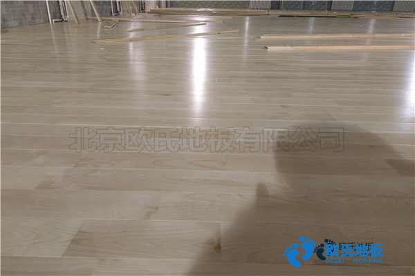 學?；@球場館地板含水率