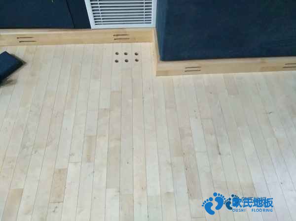 學?；@球場地木地板如何挑選