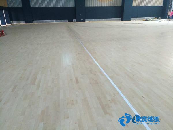 學?；@球場地木地板如何挑選