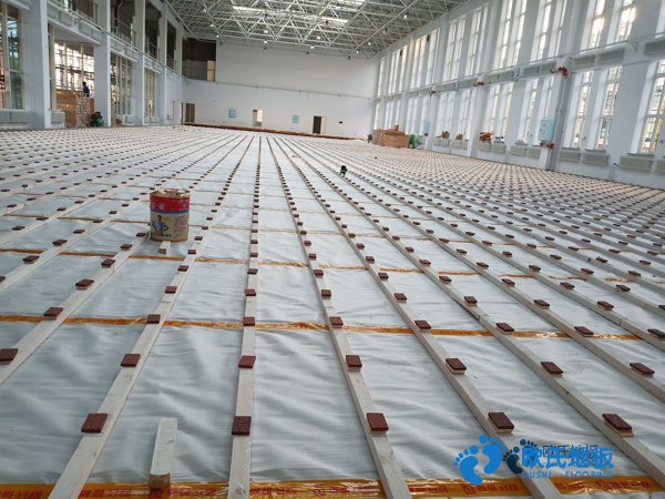 學?；@球館地板毛板厚度