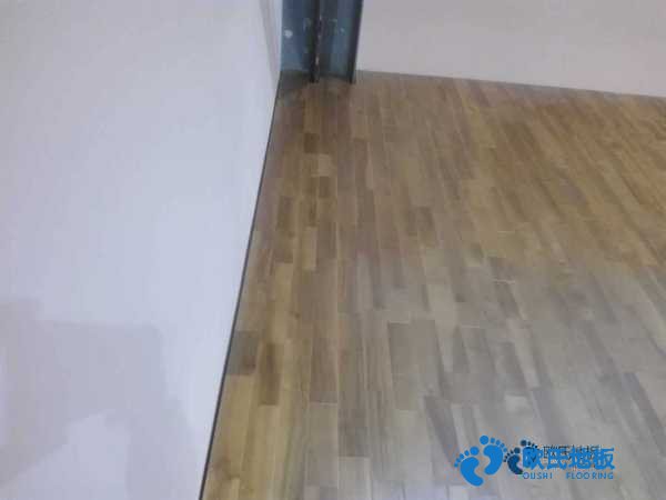 學?；@球場館地板的生產線