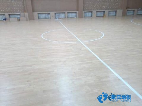 學?；@球場館木地板的含水率