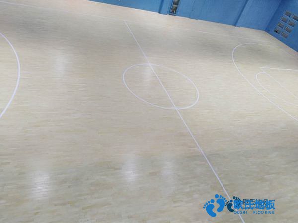 學(xué)校籃球場(chǎng)館地板能拖嗎