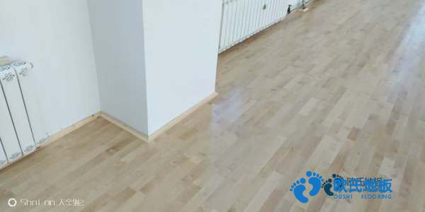 學校籃球場館地板用什么材料好