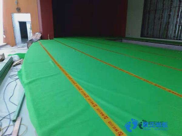 知名運(yùn)動籃球木地板施工隊(duì)