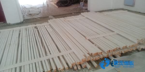 知名運(yùn)動籃球木地板施工隊(duì)