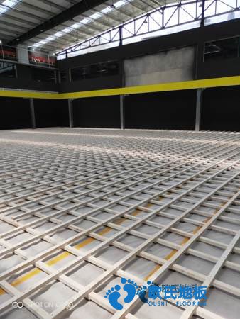 學(xué)校籃球場地木地板用哪種好