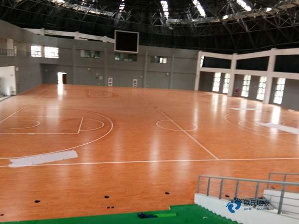 較好的籃球運(yùn)動木地板設(shè)備