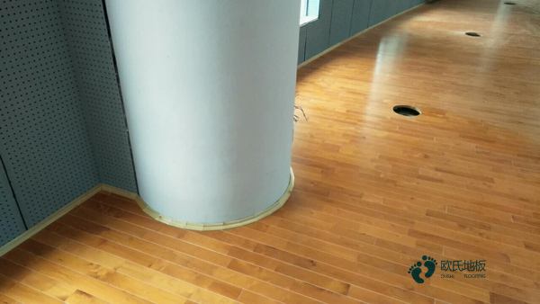 較好的籃球運(yùn)動木地板設(shè)備