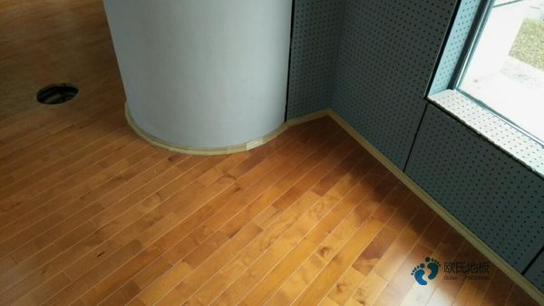 較好的籃球運(yùn)動木地板設(shè)備