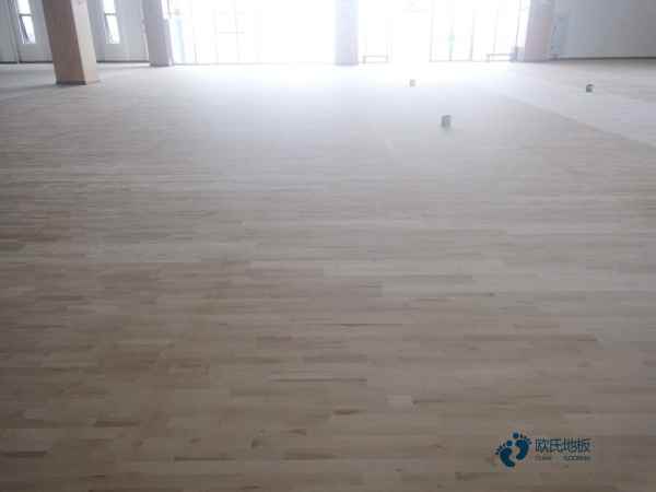 較好的籃球運(yùn)動(dòng)木地板怎樣擦干凈