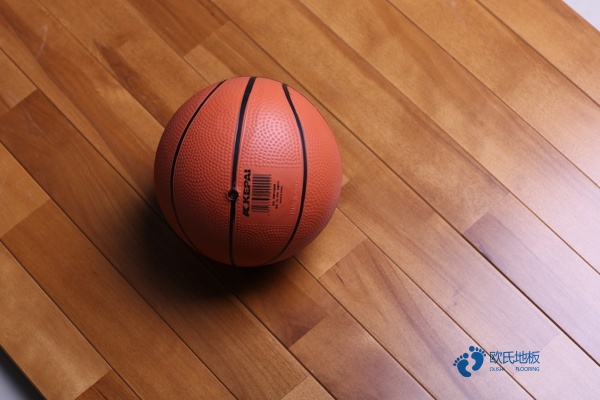 實(shí)木體育場(chǎng)木地板噴漆3