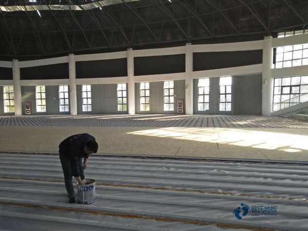 22mm厚運(yùn)動(dòng)場(chǎng)館木地板哪個(gè)牌子較環(huán)保2