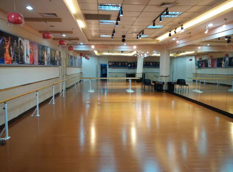 俄勒岡松舞臺運(yùn)動(dòng)場館地板施工隊(duì)1