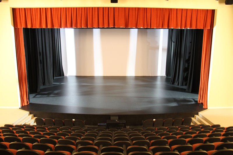 俄勒岡松舞臺運(yùn)動(dòng)場館地板施工隊(duì)2